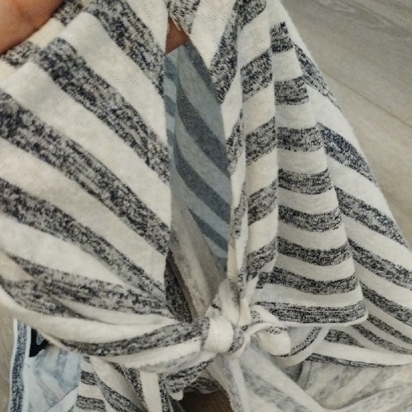 Bobeau Gray and White Fitted Tie Front T-Shirt - Picture 4 of 8